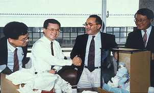 D.Catovsky博士（写真中央 右）、筆者（写真中央 左）
     記念品として博多人形を贈呈する
