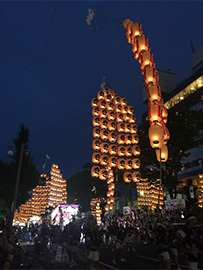 夏の夜空に揺らめく竿燈まつり