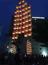 夏の夜空に揺らめく竿燈まつり