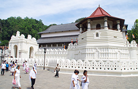 ブッダ（仏陀）の歯が納められていることで有名なキャンデイの仏歯寺は参拝客が多い聖地のひとつ